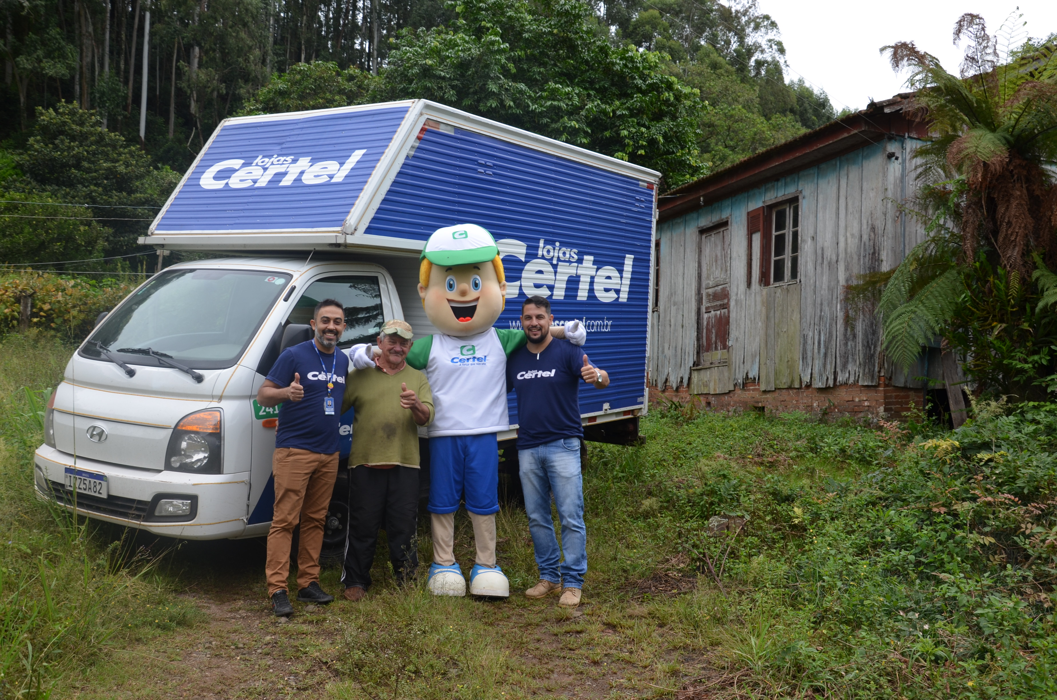 Muita emoção e alegria na chegada do caminhão