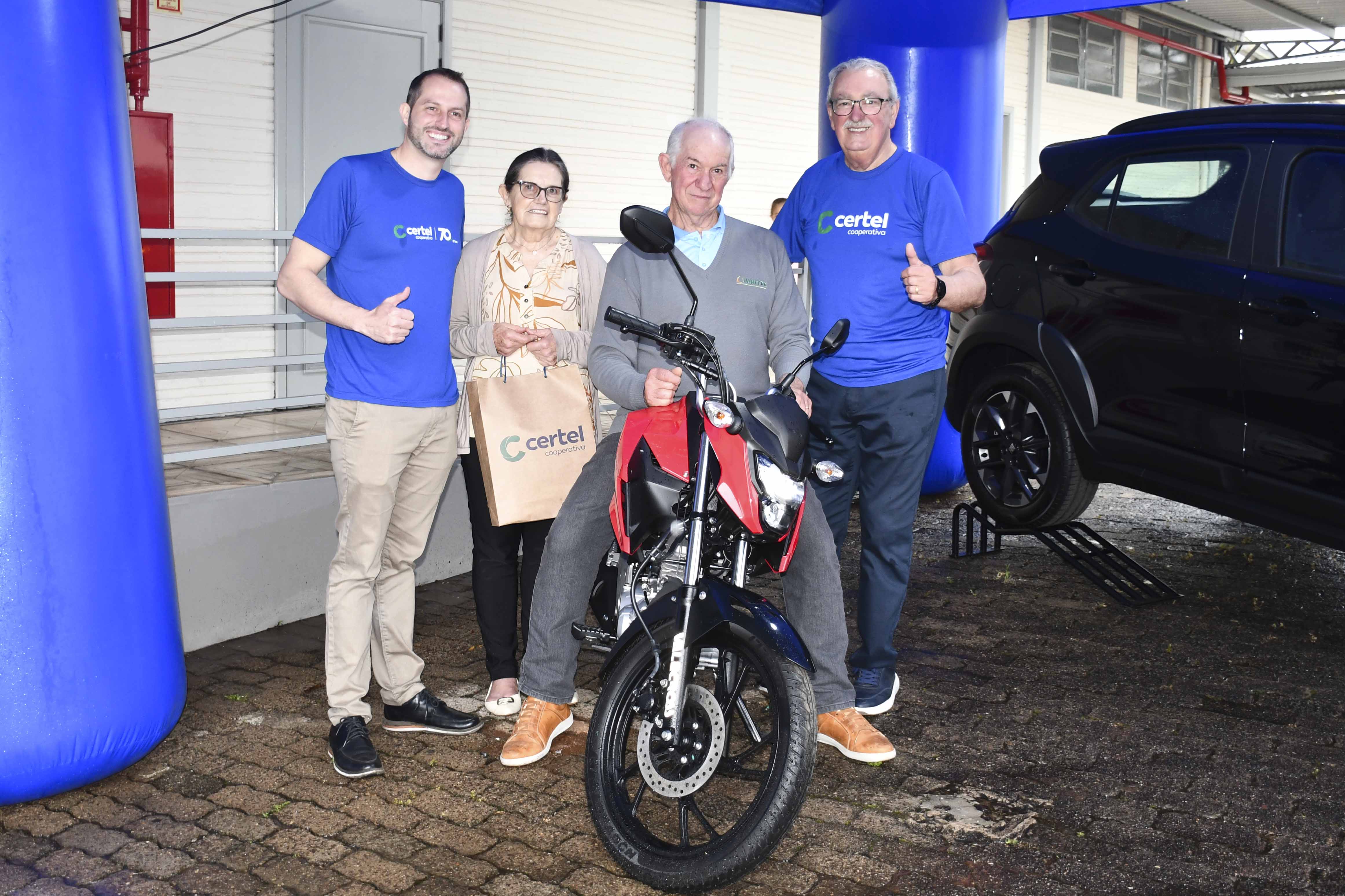 Pedro Riva e esposa com a motocicleta Honda CG 0Km