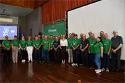 Entrega do pin simboliza relação de pertencimento com a Cooperativa