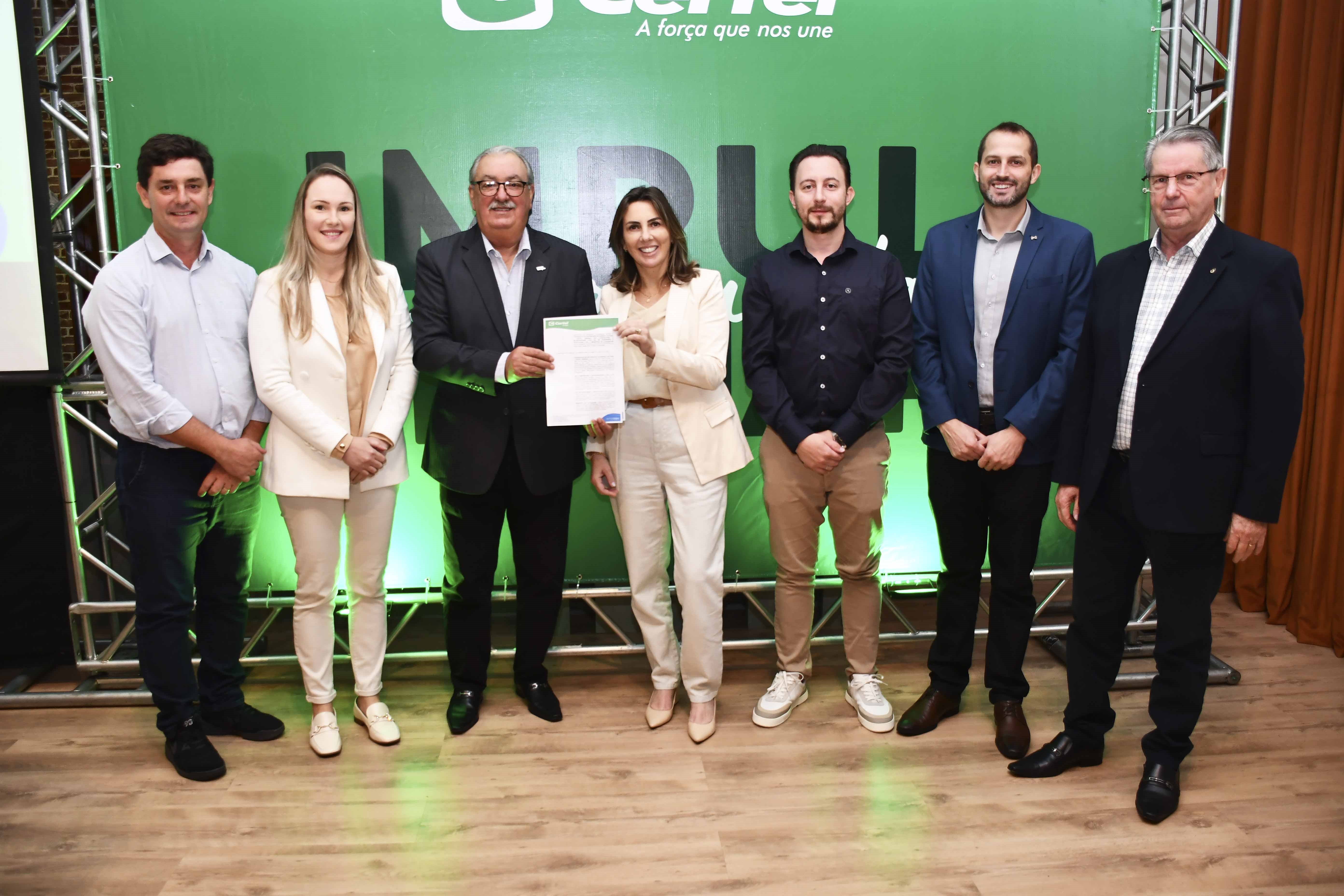 Secretário Marcelo Caumo e prefeita Gláucia na oficialização do projeto da nova sede operacional de Lajeado