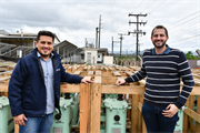 Patrick Machado (e), do setor de compras e Daniel Luis Sechi  na sede administrativa da Certel