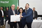 Secretária entregou a autorização para início das obras à Direção da Certel