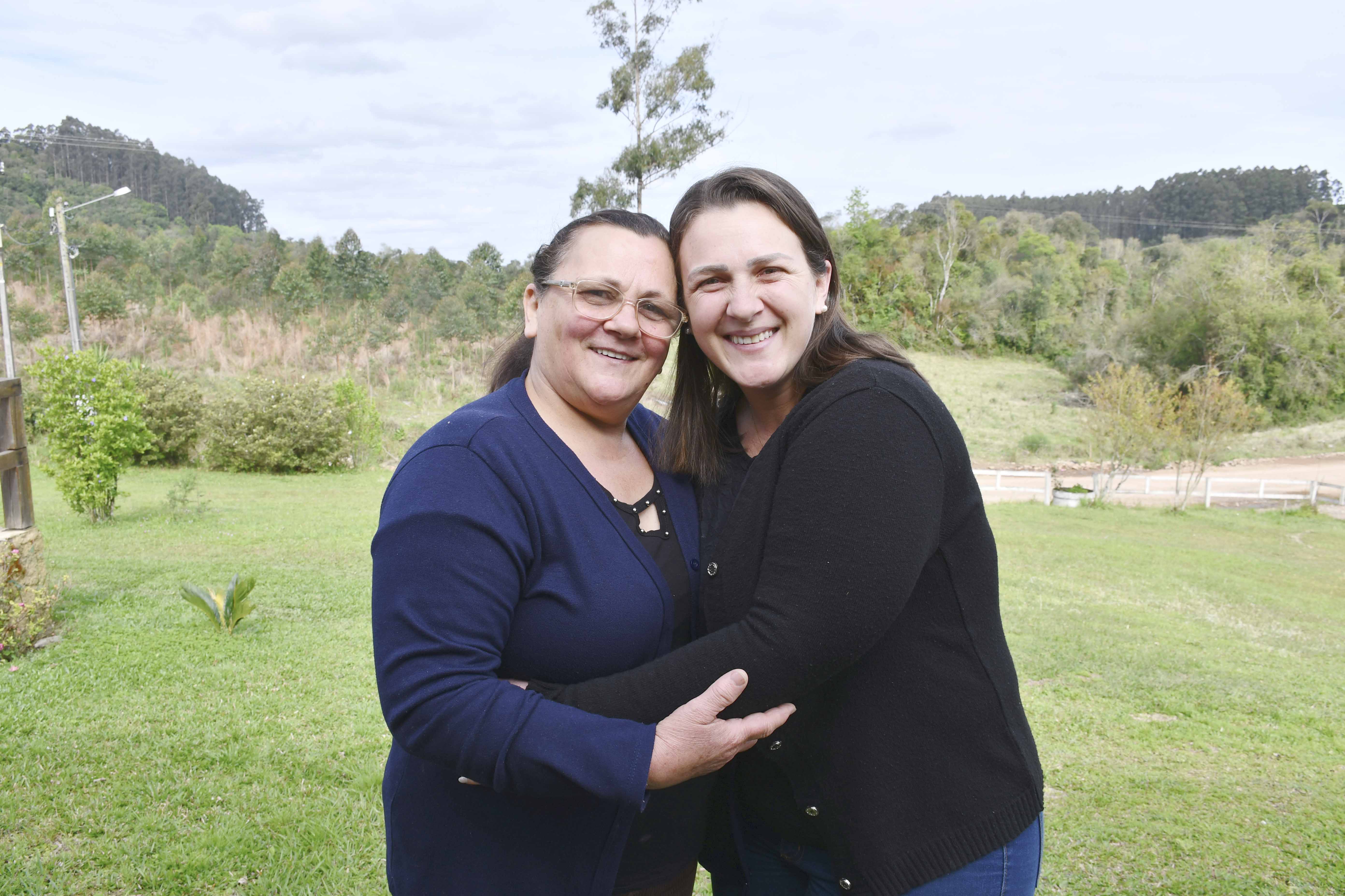 Marilene e Carine, de Campo Branco, Progresso, esposa e filha do ganhador José Nilson