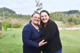Marilene e Carine, de Campo Branco, Progresso, esposa e filha do ganhador José Nilson