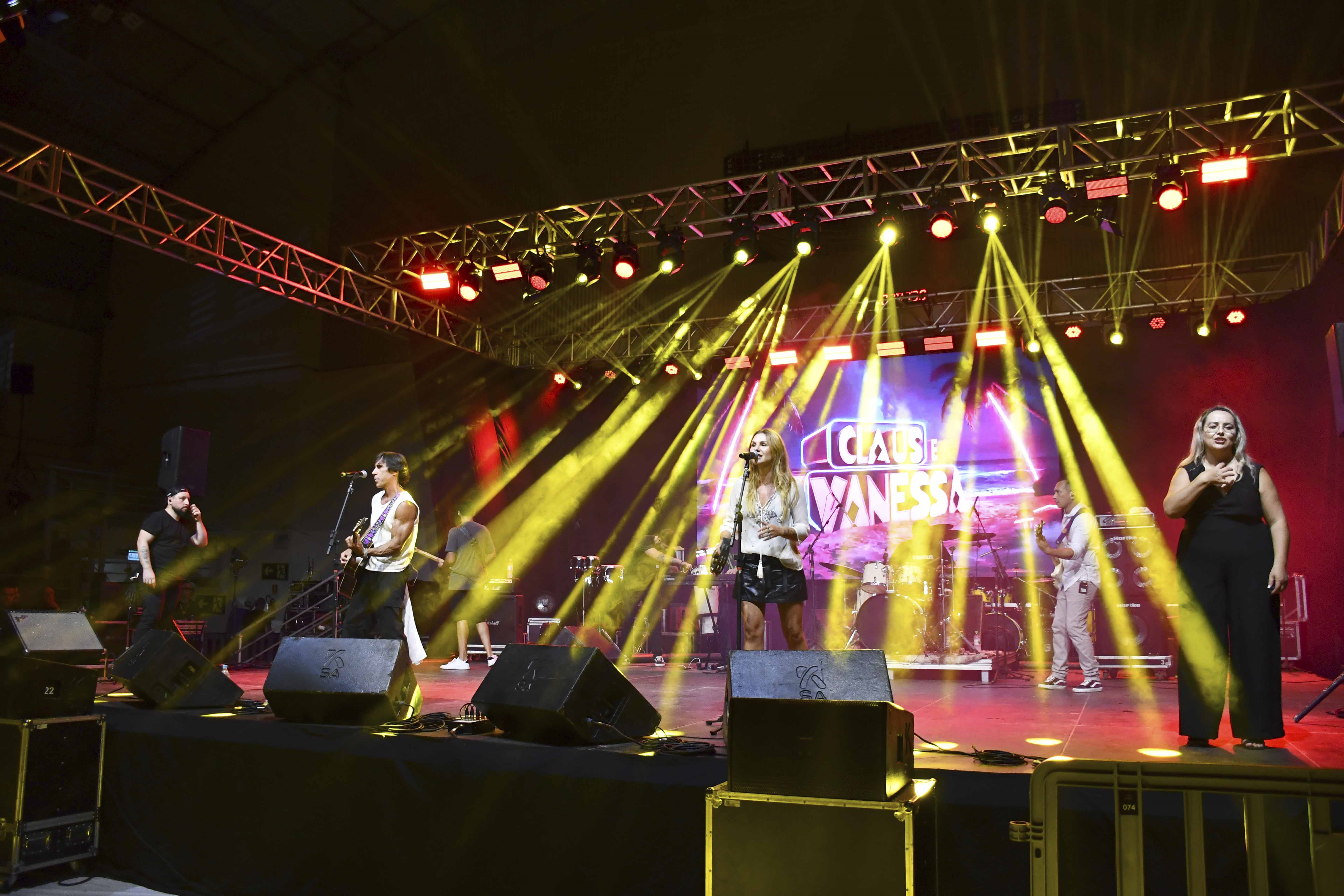 Claus e Vanessa apresentaram seus hits