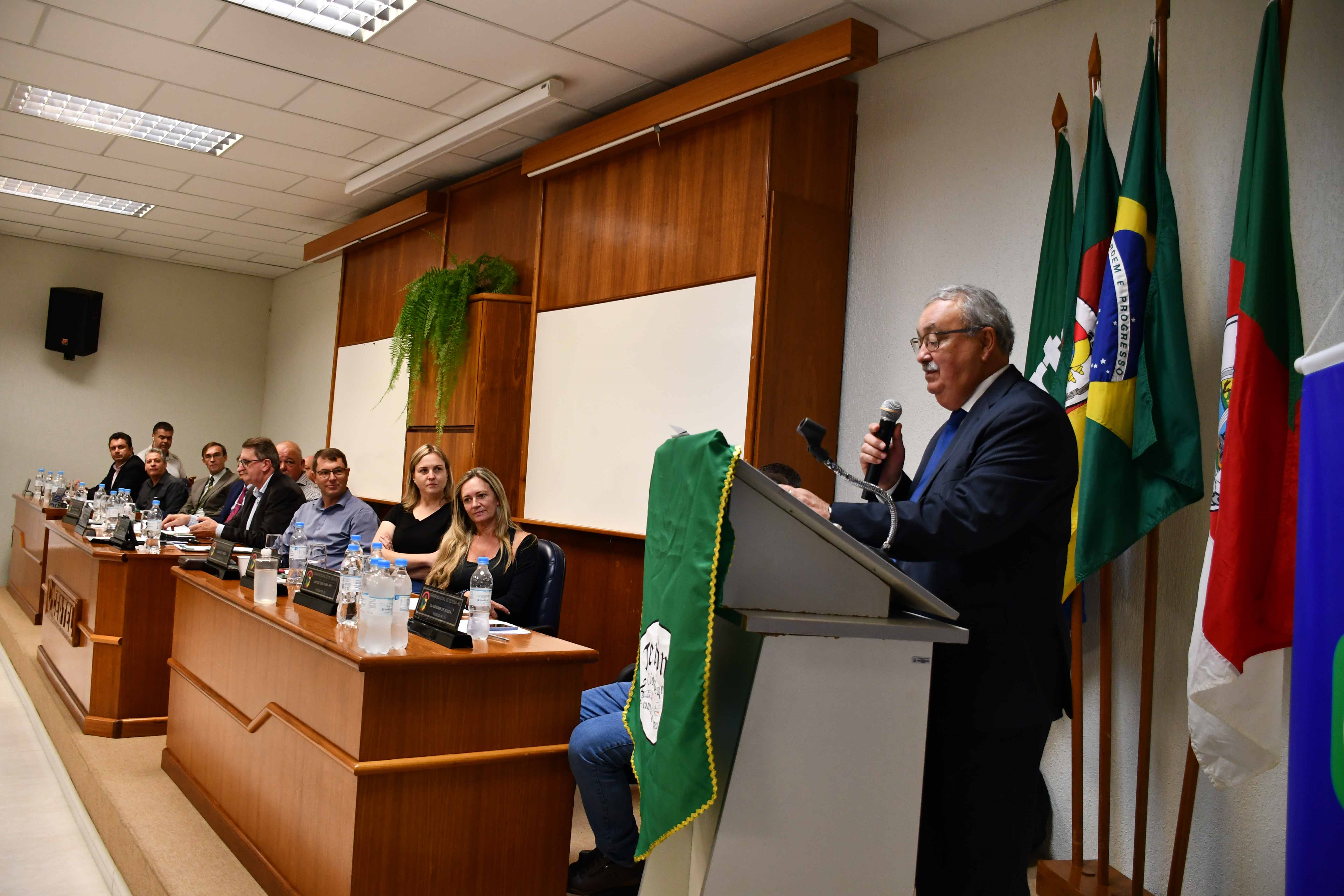 Emocionado, Hennemann frisou vida dedicada à Certel