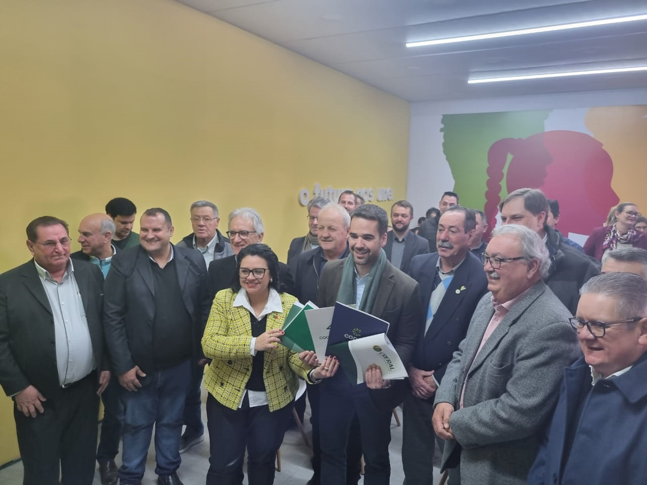  Governador com lideranças do cooperativismo de infraestrutura durante a Expointer