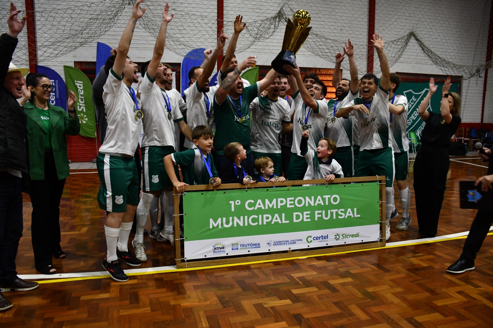 Esperança (Bairro Languiru) ergue a taça de campeão da Série Ouro