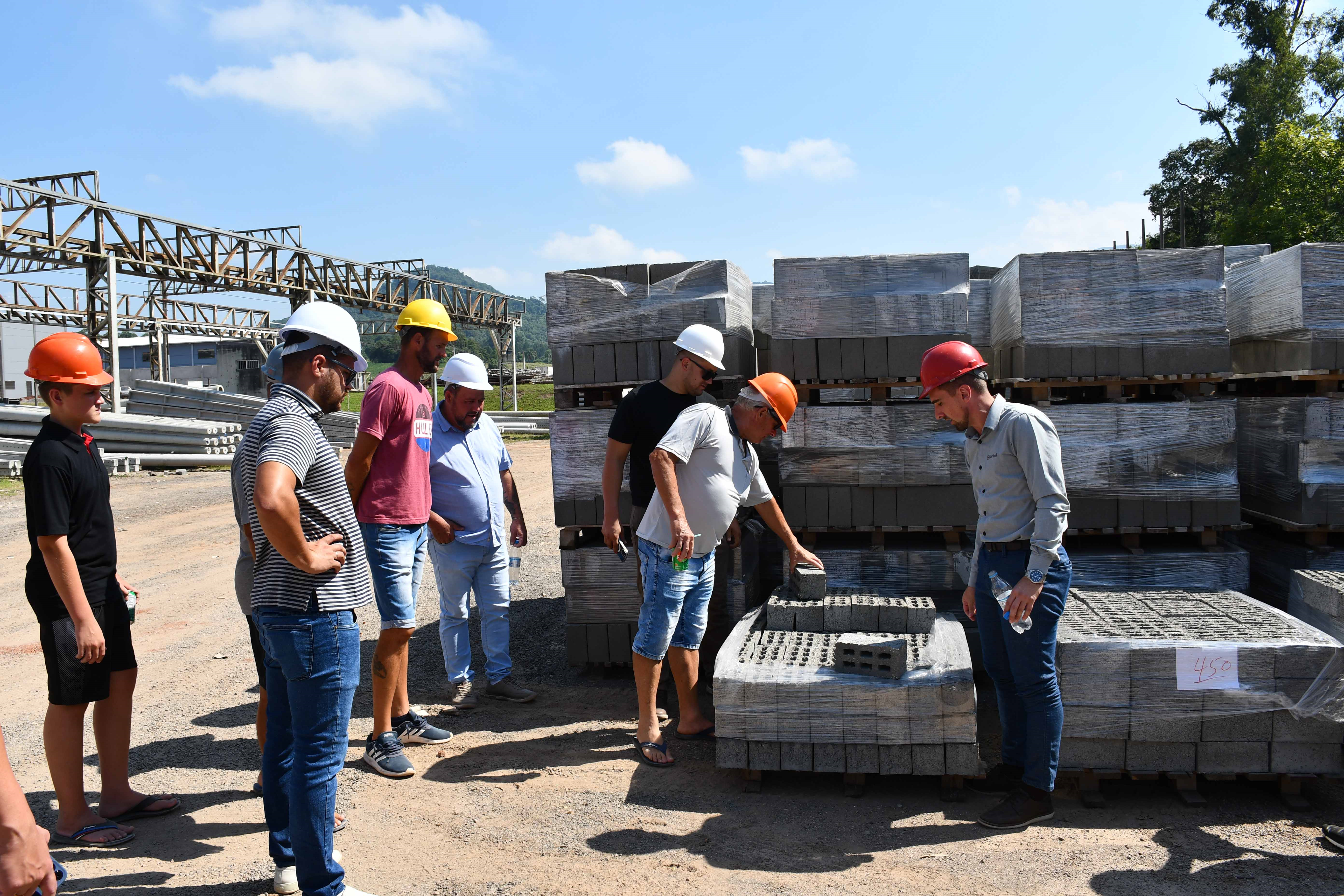 Pedreiros e construtores em visita à indústria