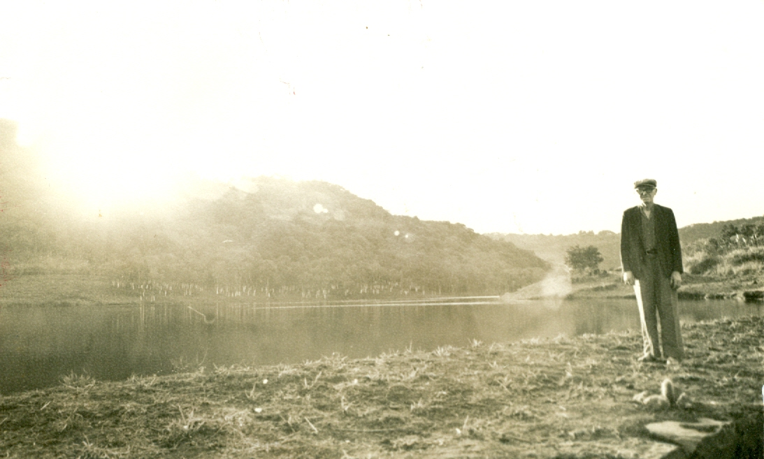Reinoldo Aschebrock, junto à lagoa, em 1956
