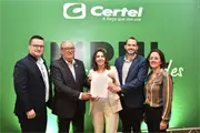 Prefeita Gláucia Schumacher na assinatura do primeiro contrato da Certel Serviços