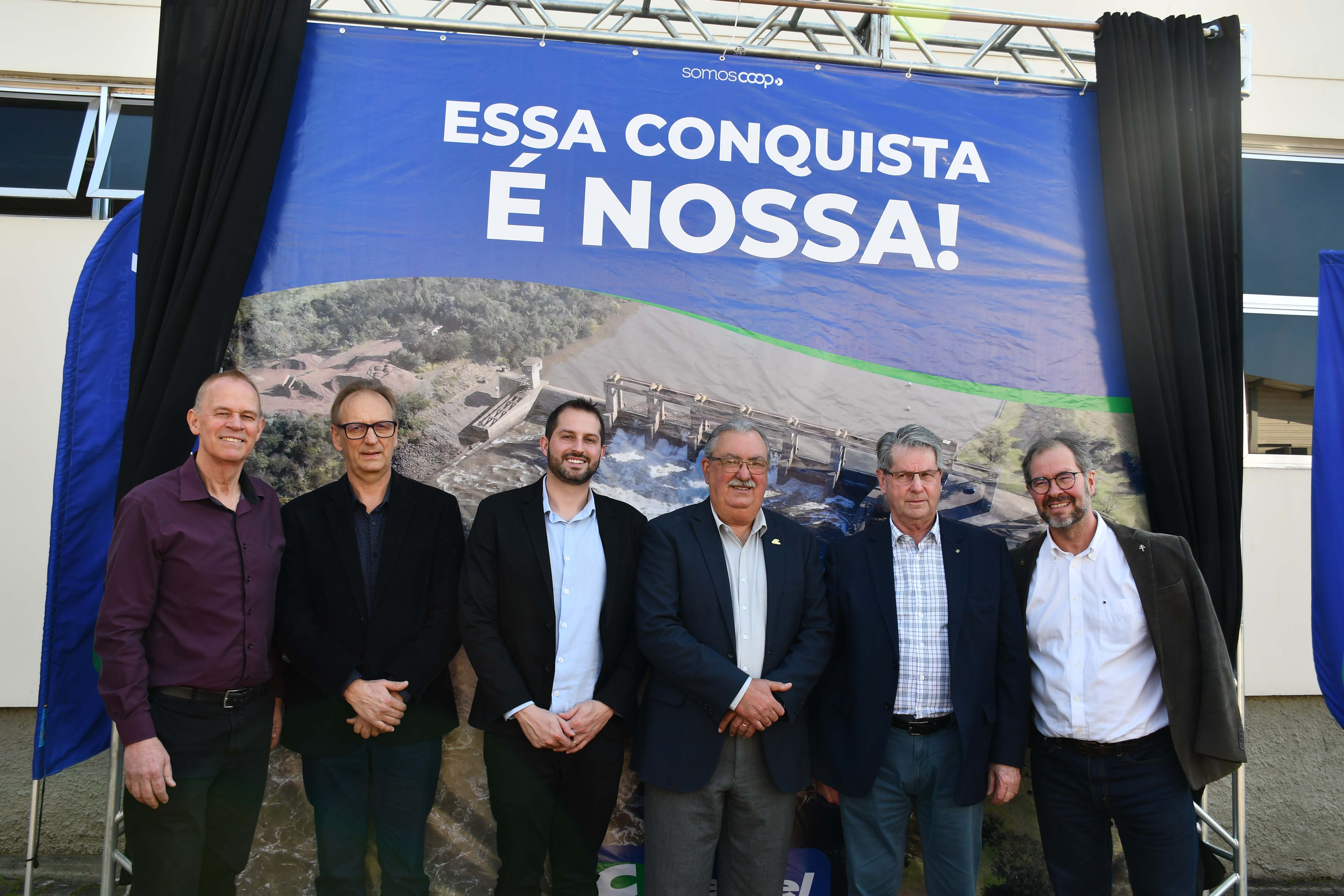 Diretores junto ao painel do empreendimento hidrelétrico