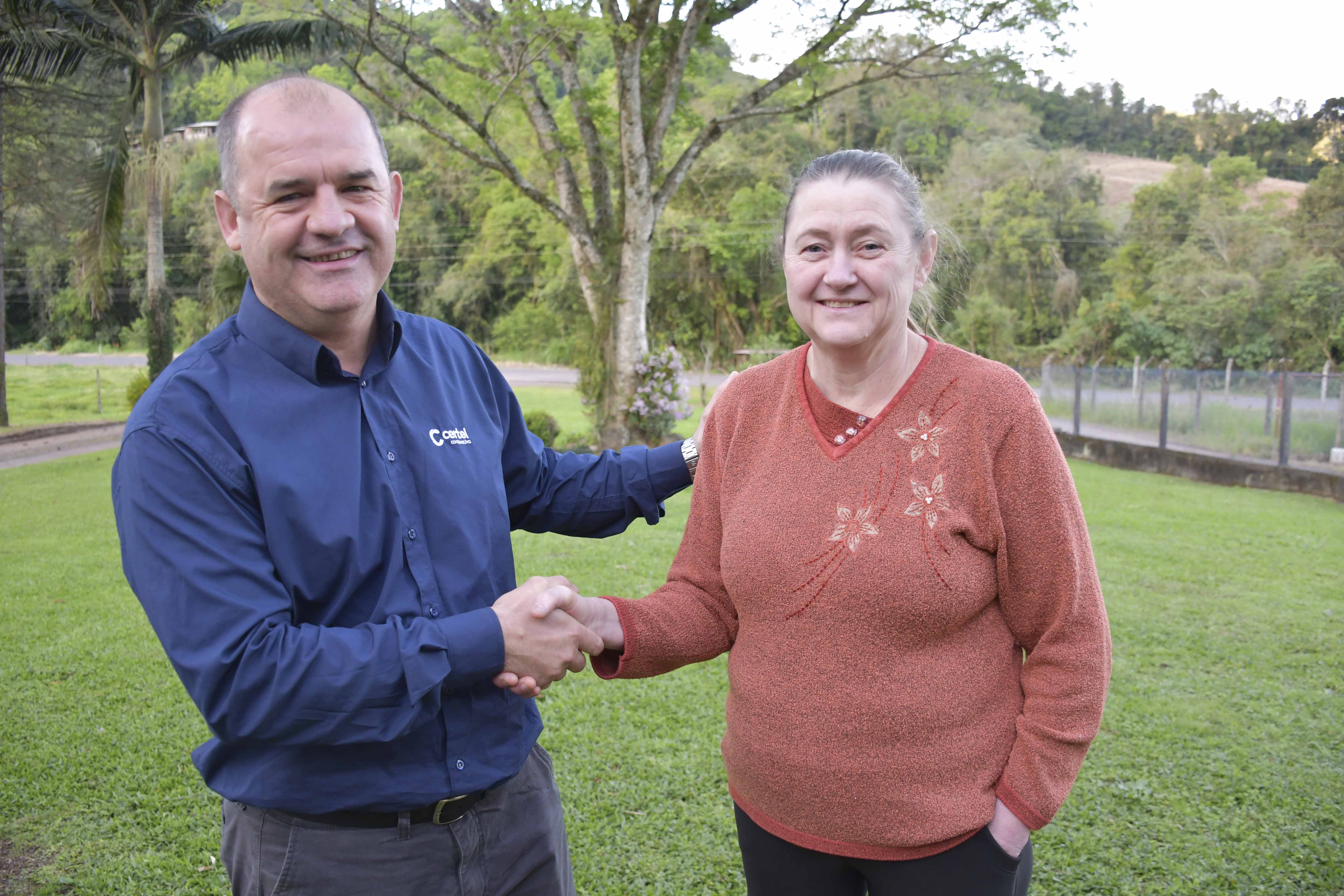 Dirce, de Arroio Grande, Arroio do Meio com o supervisor de atendimento da Certel, Gilberto Kist