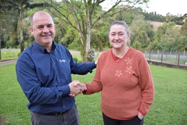 Dirce, de Arroio Grande, Arroio do Meio com o supervisor de atendimento da Certel, Gilberto Kist