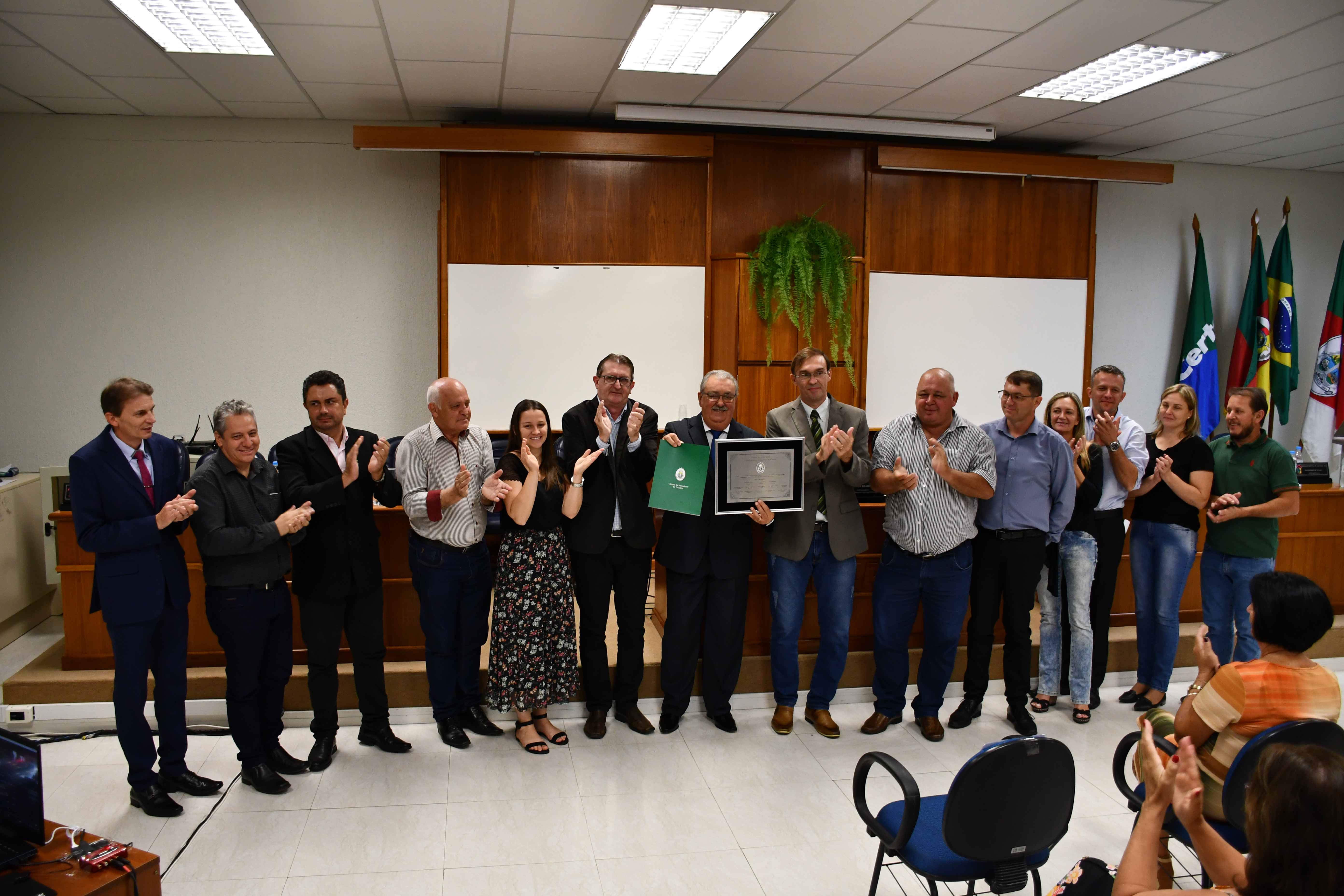 Vereadores, prefeito e vice-prefeita na entrega do título a Erineo