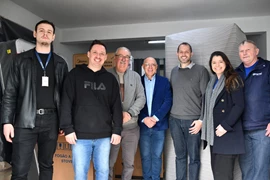 Sócios, pai e filho comemoraram com os representantes da Certel