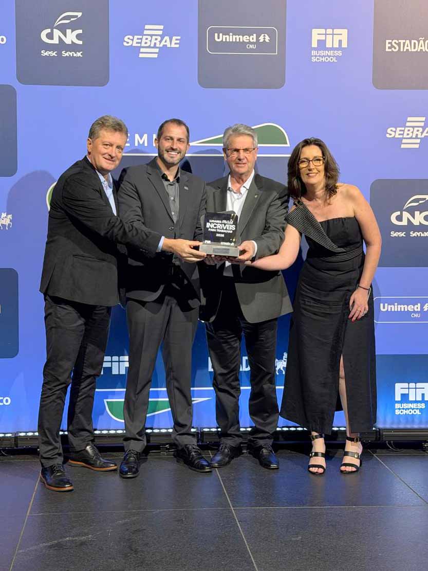 Dannebrock, Sechi, Poersch e Andréia com o troféu da Certel