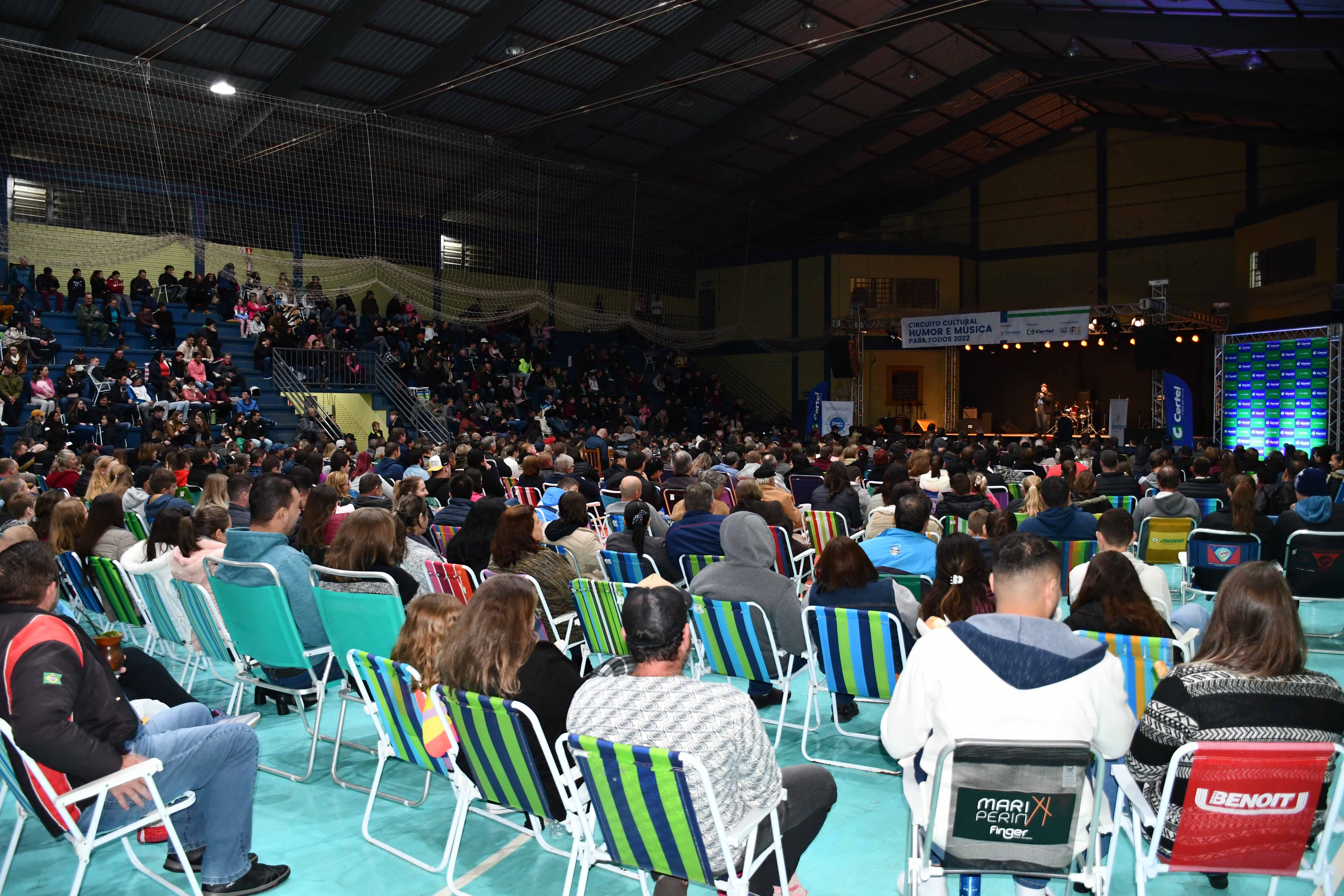 Ginásio lotado em show de Paulinho Mixaria