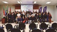 Jovens interagiram questionando e compartilhando dúvidas com os profissionais