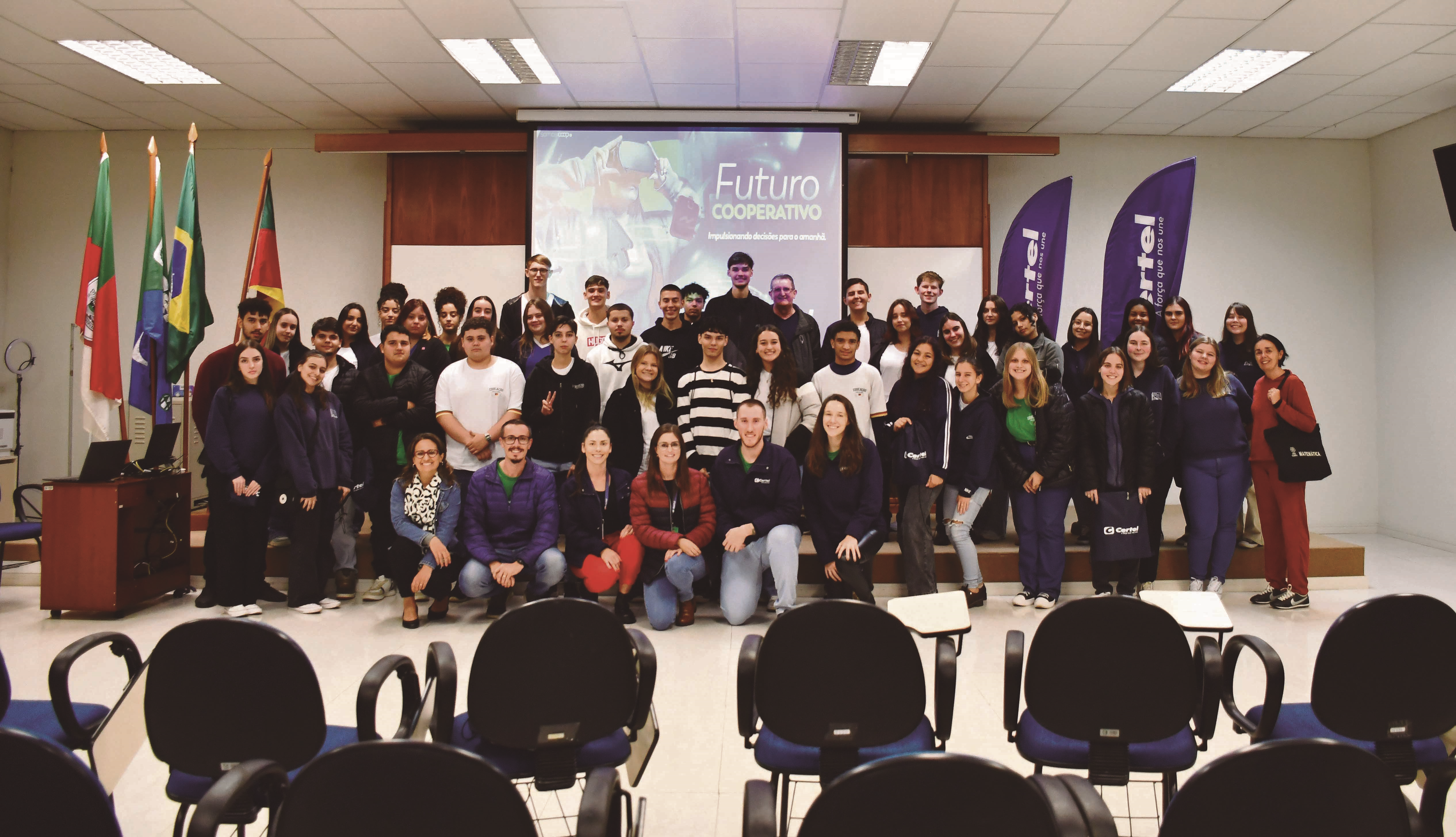 Jovens interagiram questionando e compartilhando dúvidas com os profissionais