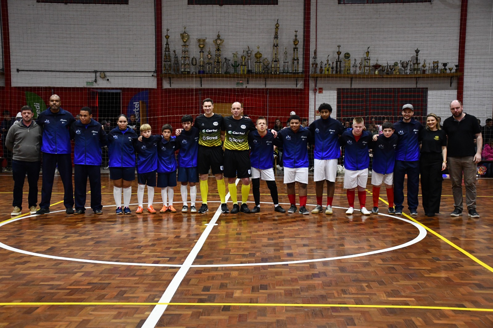 Alunos da Apae fizeram jogo especial no intervalo da decisão