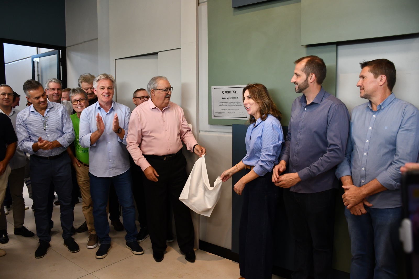 Descerramento da placa inaugural contou com a presença de autoridades locais e regionais