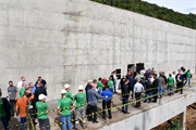 Convidados junto à nova casa de máquinas do empreendimento
