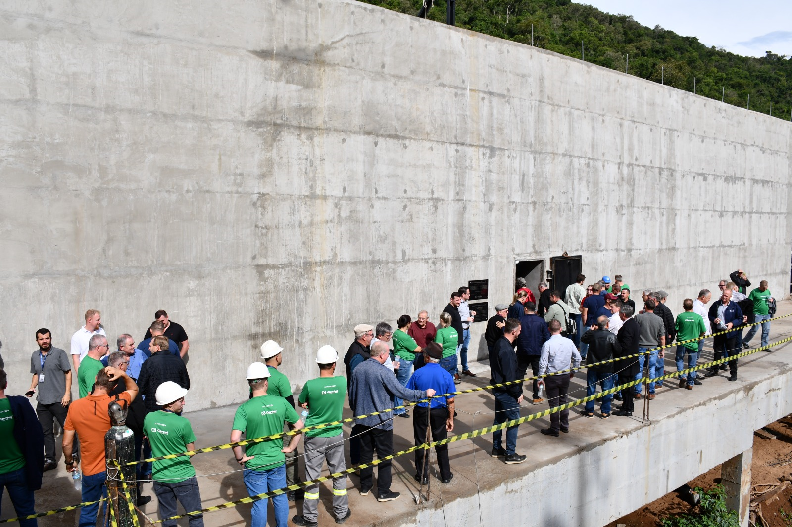 Convidados junto à nova casa de máquinas do empreendimento