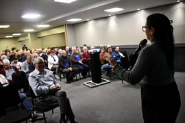 Professora com os delegados das microrregiões de Lajeado, Marques de Souza e Boqueirão do Leão