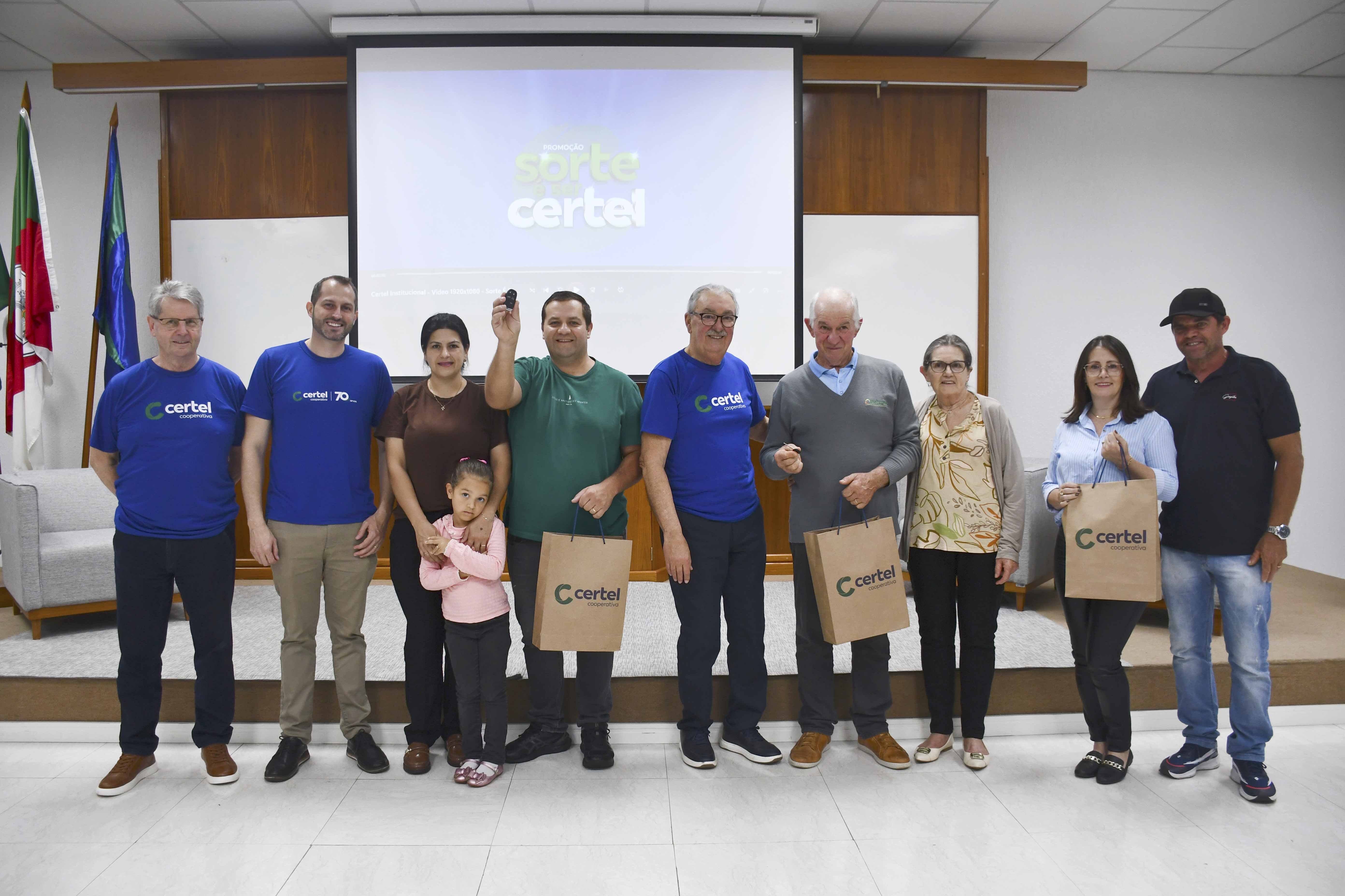 Certel entrega carro e moto da promoção comemorativa aos seus 70 anos