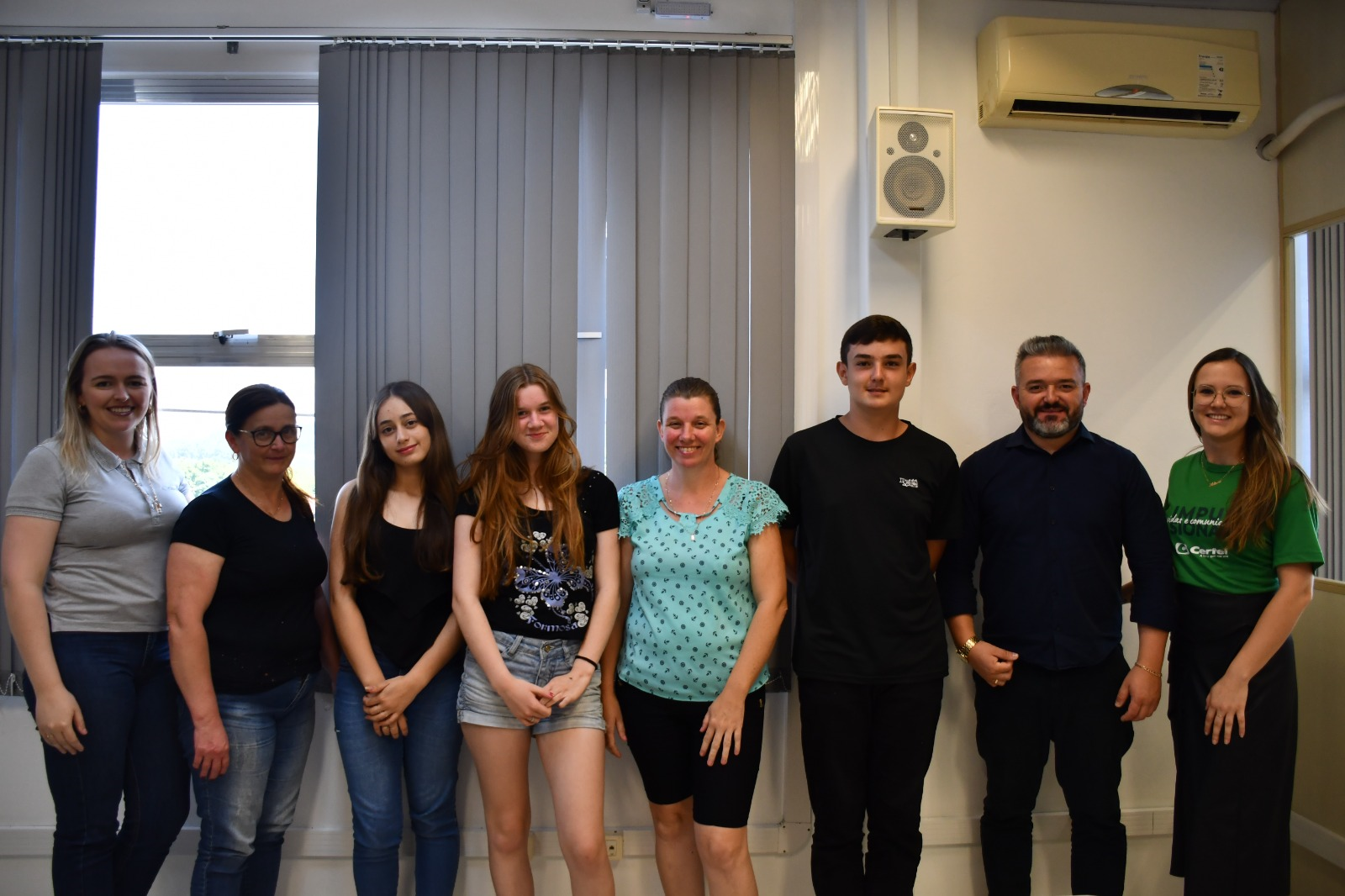 Jovens e seus familiares reunidos com profissionais de recursos humanos da Cooperativa