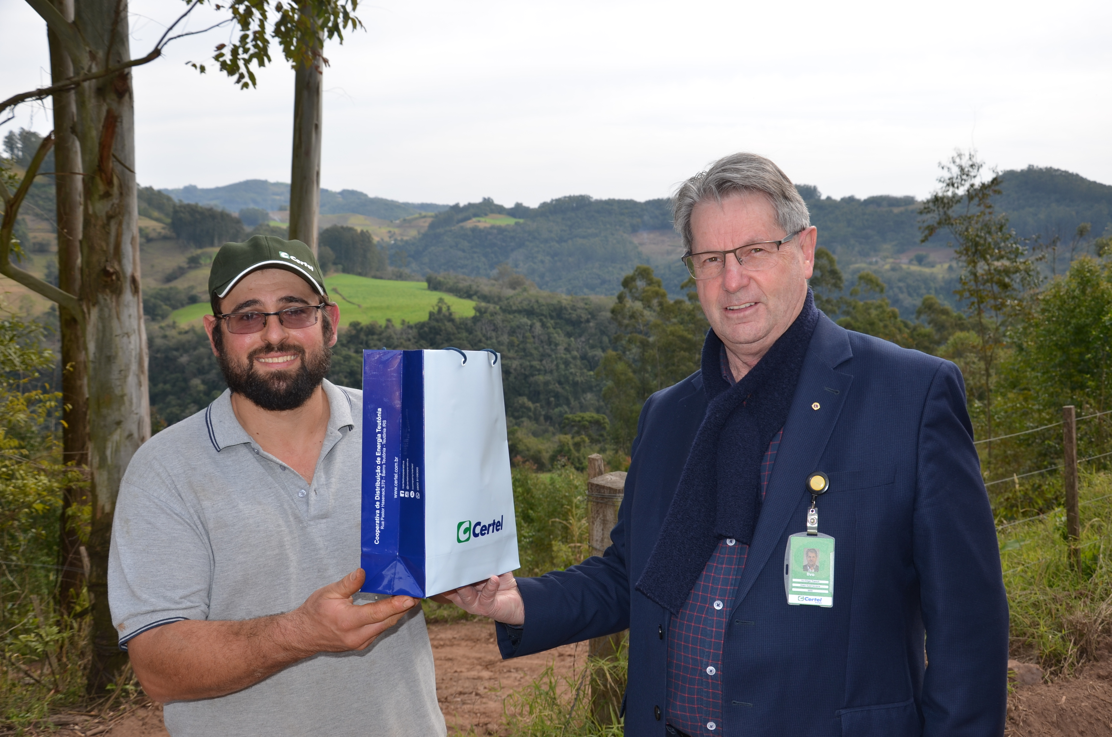 Superintendente da Certel, Ilvo Edgar Poersh, com tesoureiro do condomínio