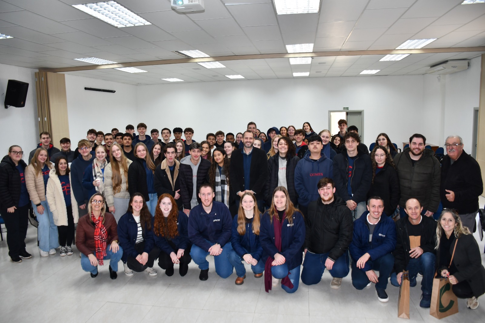 Estudantes e professores com direção e profissionais da Cooperativa