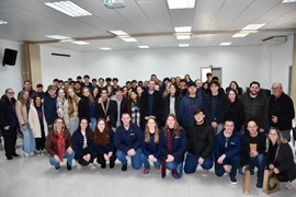 Estudantes e professores com direção e profissionais da Cooperativa