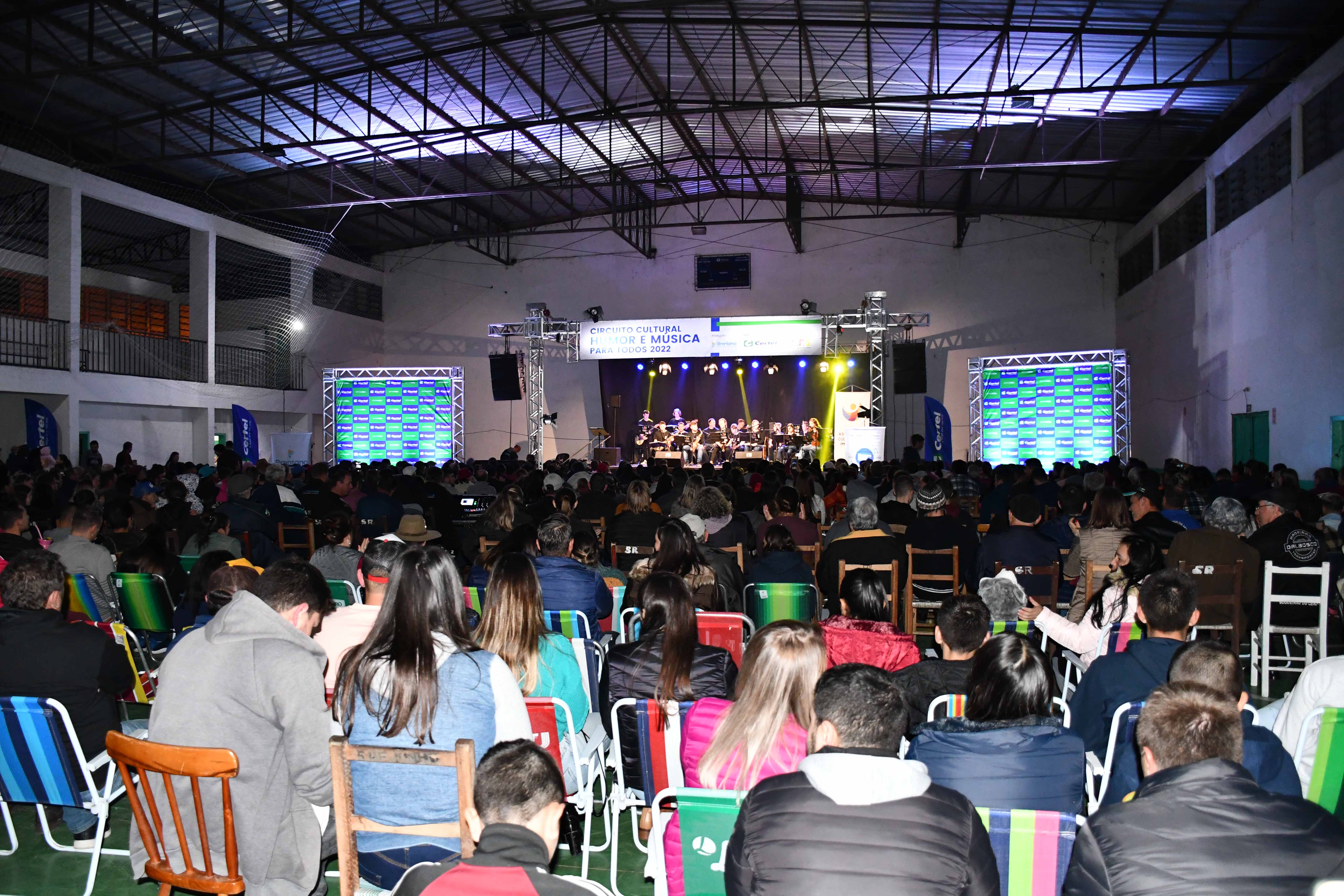 Circuito cultural da Certel levou humor e música para Boqueirão do Leão