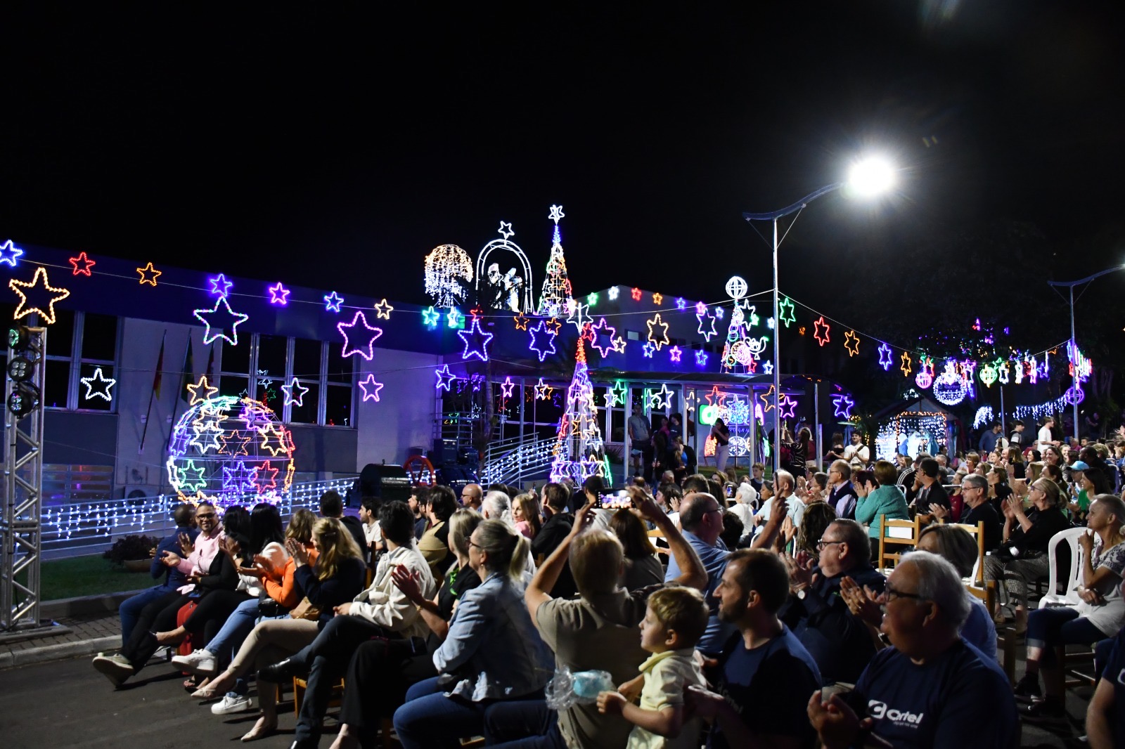 Certel acende luzes natalinas em evento para a comunidade
