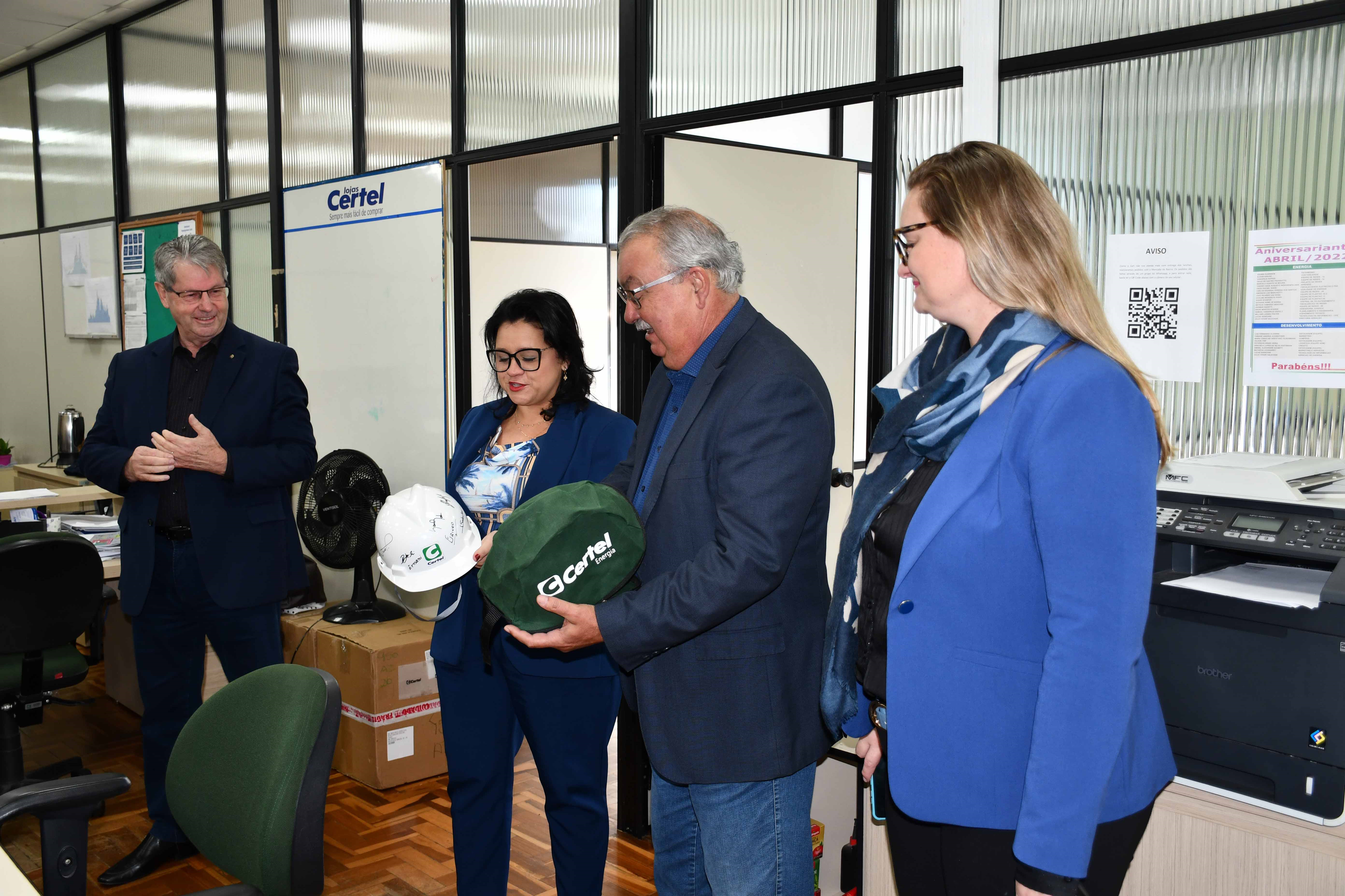 Secretária ganhou um capacete da Cooperativa