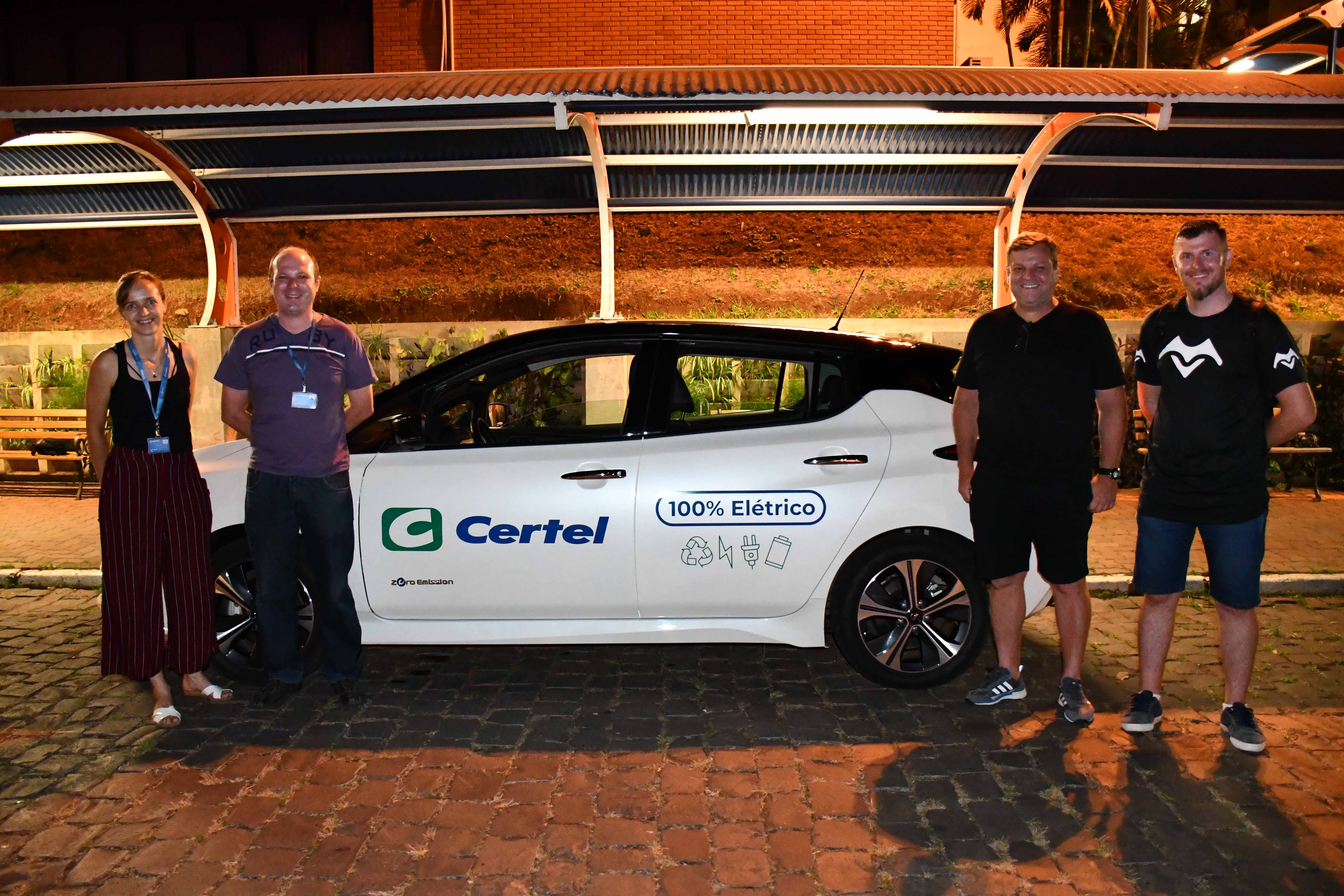 Futuros engenheiros conheceram o carro 100% elétrico da Certel