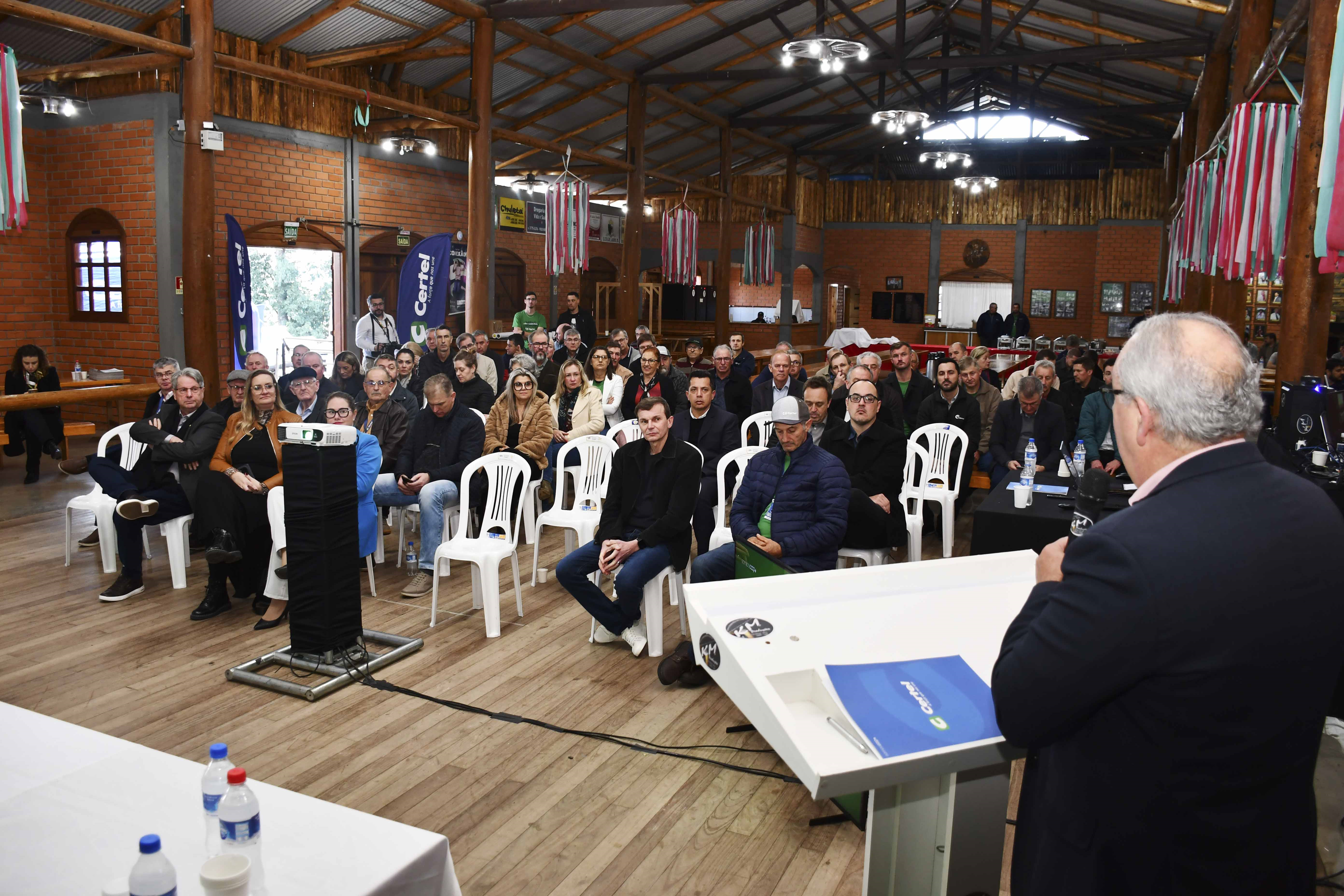 Lideranças ouviram atentamente as explanações sobre o empreendimento